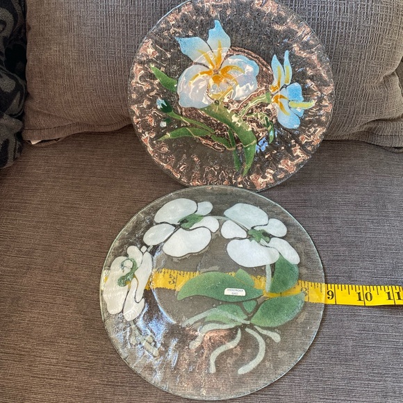 Pair of Vintage Sydenstricker White Floral Fused Glass Ruffled Edge Plates - Picture 9 of 9